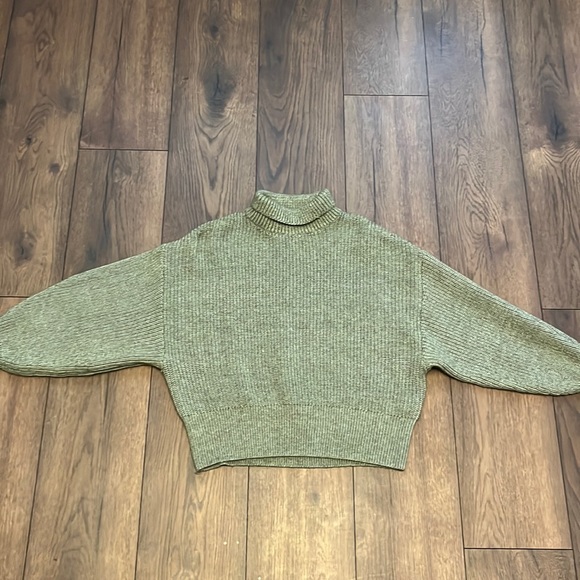 H&M Sweaters - H & M balloon sleeve crop sweater